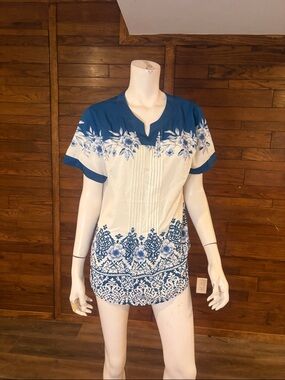 Source Unknown Blue and White Floral Pintuck Blouse